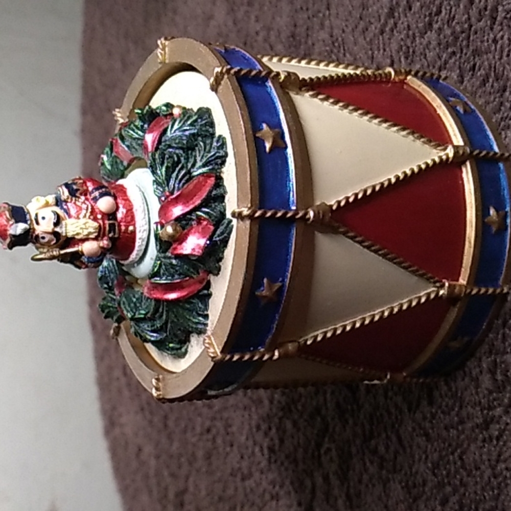 Small holiday storage box drum